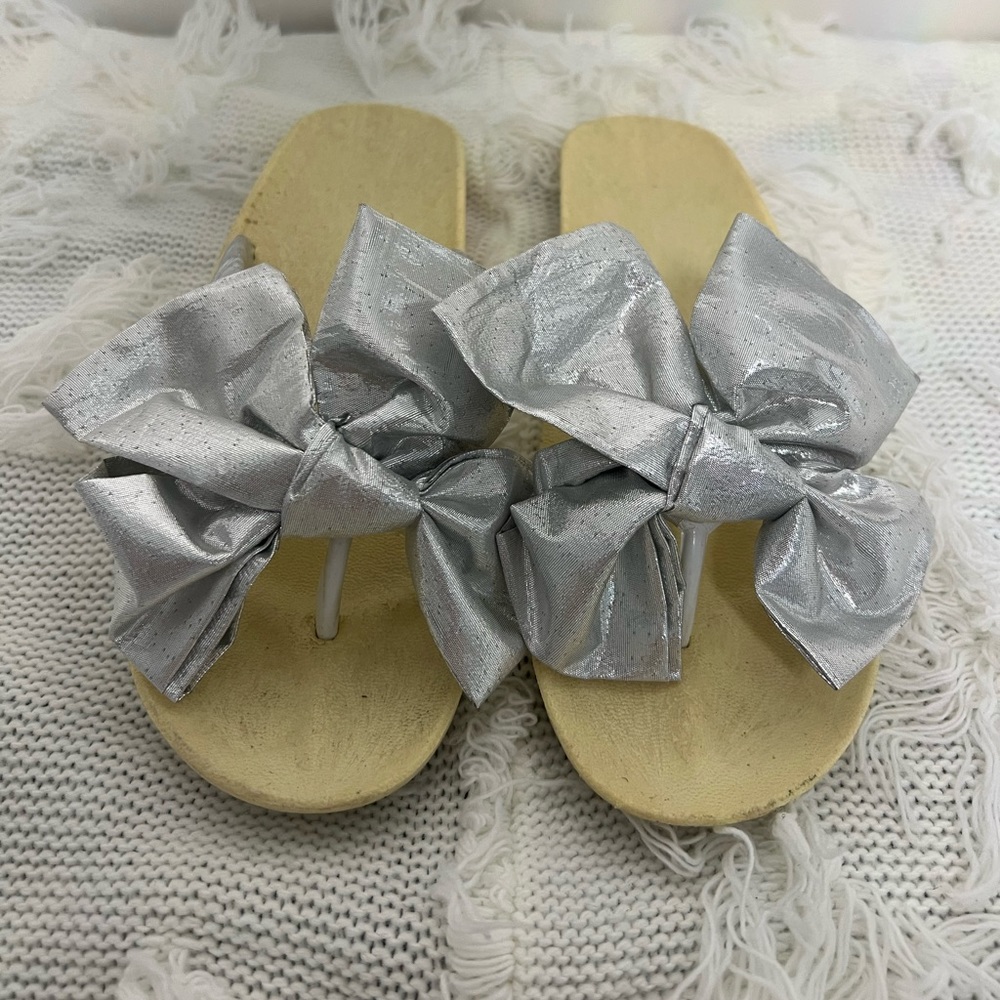 Brand unknown, silver bow flip flops